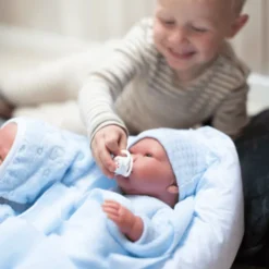 Así Puppe 43 cm Pablo – Mit Pullover und Mütze