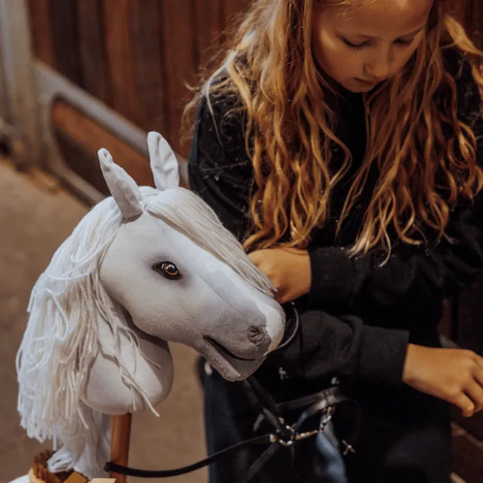 byASTRUP Steckenpferd – Weiß „Sigrid“