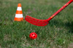 Hockeyset mit Schlägern und Bällen