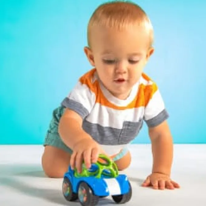 Oball Spielzeugauto mit Rassel, blau-grün
