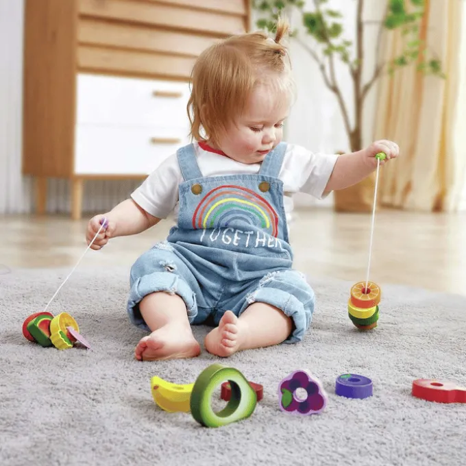 Obstschmaus für Raupen - Fädelspiel