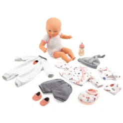Pomea Puppe 32 cm – Vanille, inkl. Reisekoffer