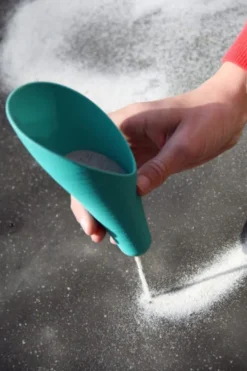 Sandspielzeug Cuppi - Schaufelsieb mit Ball, grau