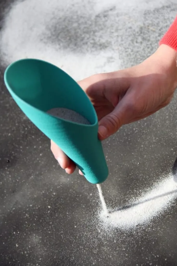 Sandspielzeug Cuppi - Schaufelsieb mit Ball, grau