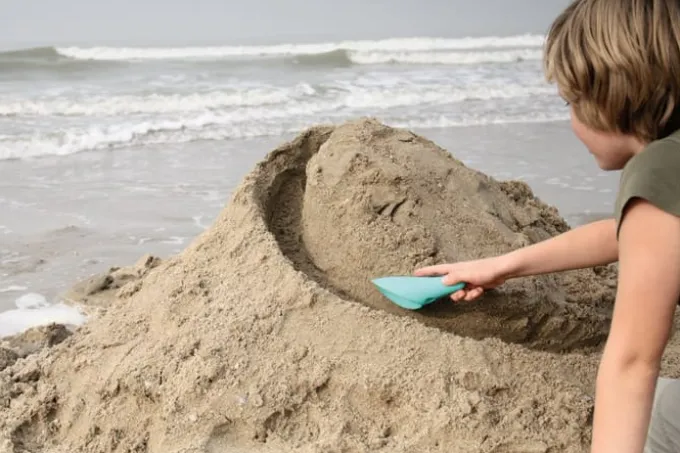 Sandspielzeug Cuppi - Schaufelsieb mit Ball, grau