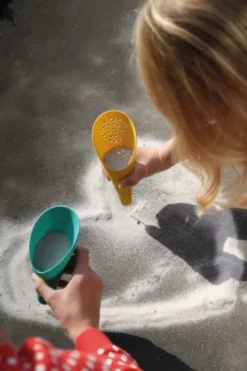 Sandspielzeug Cuppi - Schaufelsieb mit Ball, grau