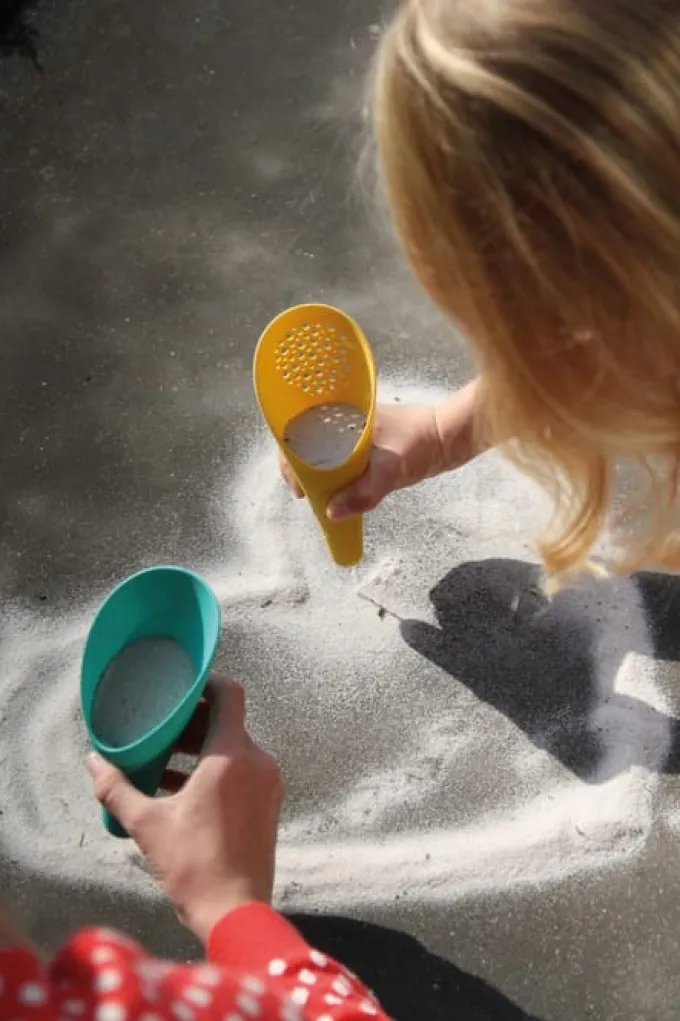 Sandspielzeug Cuppi - Schaufelsieb mit Ball, grau