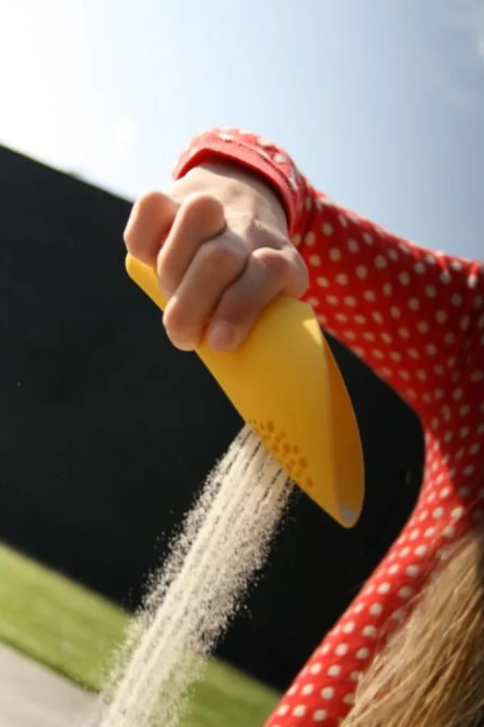 Sandspielzeug Cuppi - Schaufelsieb mit Ball, grau