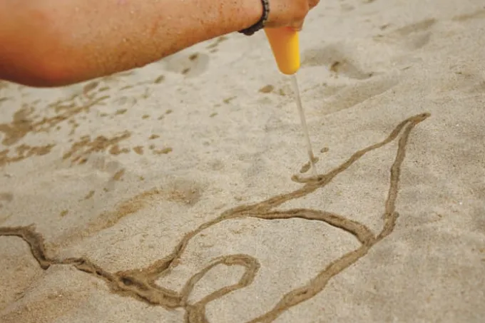 Sandspielzeug Cuppi - Schaufelsieb mit Ball, grau