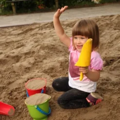 Sandspielzeug - Schaufel aus Plastik