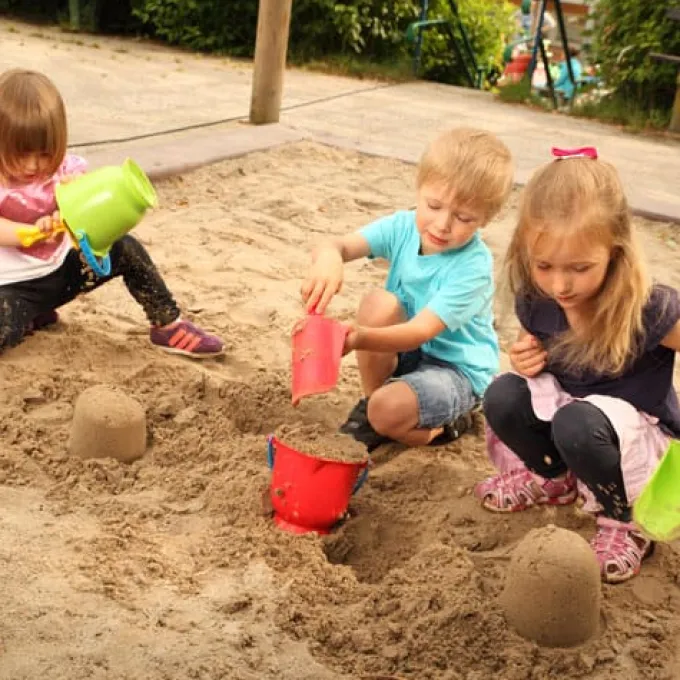 Sandspielzeug - Schaufel aus Plastik