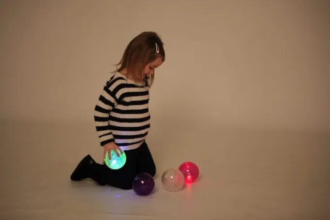 Sensorische Bälle mit LED-Licht, 4 Stk.