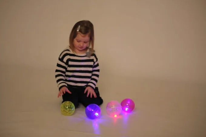 Sensorische Bälle mit LED-Licht, 4 Stk.