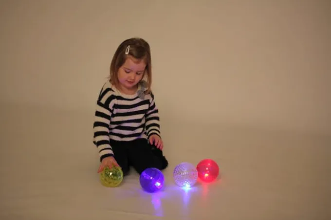 Sensorische Bälle mit LED-Licht, 4 Stk.