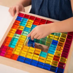 Spiegeltablett mit 100 bunten Acrylwürfeln