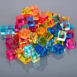 Spiegeltablett mit 100 bunten Acrylwürfeln